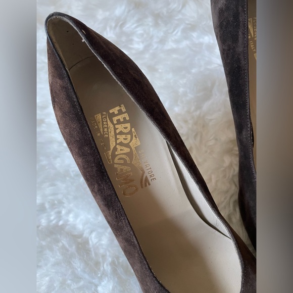VINTAGE FERRAGAMO SUEDE KITTEN HEELS - Picture 2 of 6
